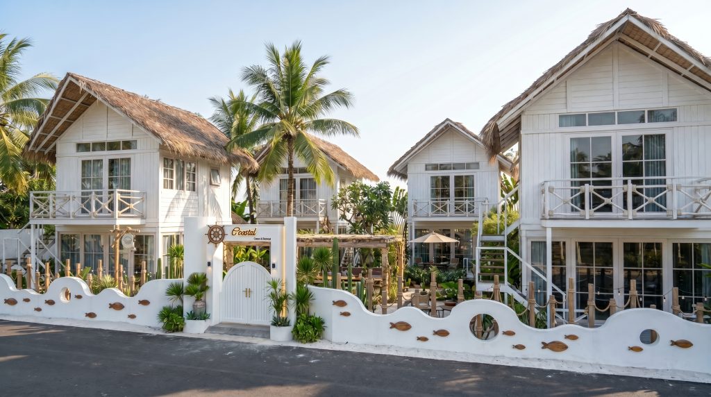 Thiết kế boutique resort tropical luxury tại Phú Quốc với hồ bơi trung tâm và villa mái lá